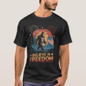 Bigfoot 祝 Freedom、Fireworks、およびおもしろい Tシャツ (正面)