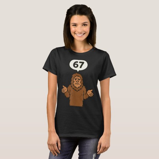 Bigfoot 67 Meme Six Seven Funny Sasquatch Tシャツ (正面フル)