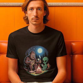 Bigfoot Alien UFO Cryptid Paranormal Night Tシャツ