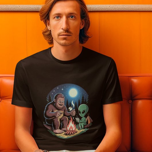 Bigfoot Alien UFO Cryptid Paranormal Night Tシャツ