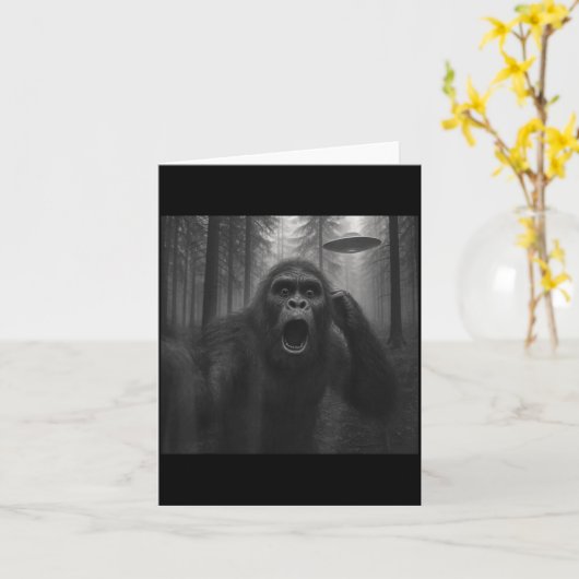 Bigfoot Alien Ufo Selfie Funny Sasquatch Meme Men  カード (黄色い花)