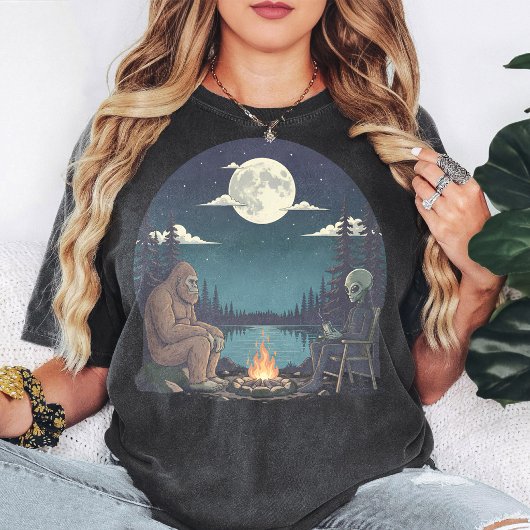 Bigfoot and Alien Campfire Moon Lake Art Tシャツ