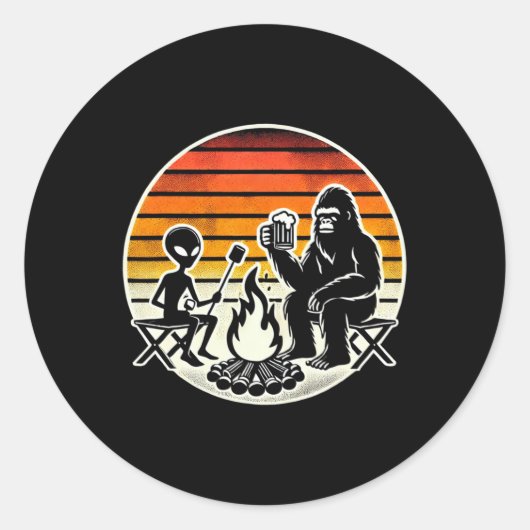 Bigfoot And Alien Camping Drinking Beer ラウンドシール (正面)