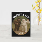 Bigfoot And Friend Vlog Funny Camping Hiking Selfi カード (黄色い花)