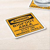 Bigfoot Area警告、Stay on Marked Trails スクエアペーパーコースター (アングル)