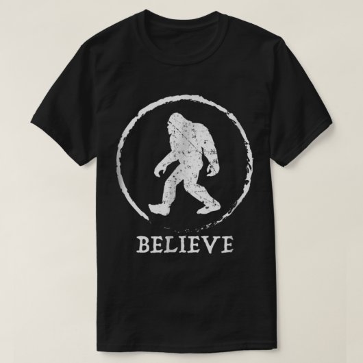 Bigfoot Believe Cryptid Design Tシャツ (デザイン正面)