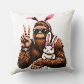 Bigfoot Bunny Funny Easter Day Sasquatch クッション (裏面)