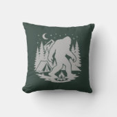 Bigfoot Camping Throw Pillow クッション (正面)