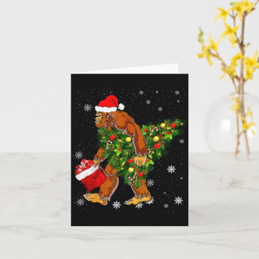 Bigfoot Carrying Christmas Tree Sasquatch Believer カード (黄色い花)