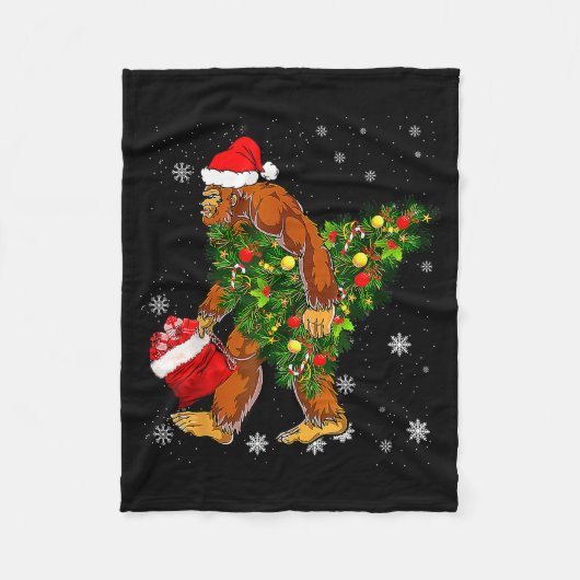 Bigfoot Carrying Christmas Tree Sasquatch Believer フリースブランケット (正面)