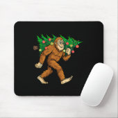 Bigfoot Carrying Christmas Tree Sasquatch Believer マウスパッド (マウス)