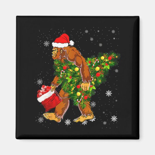 Bigfoot Carrying Christmas Tree Sasquatch Believer マグネット (正面)