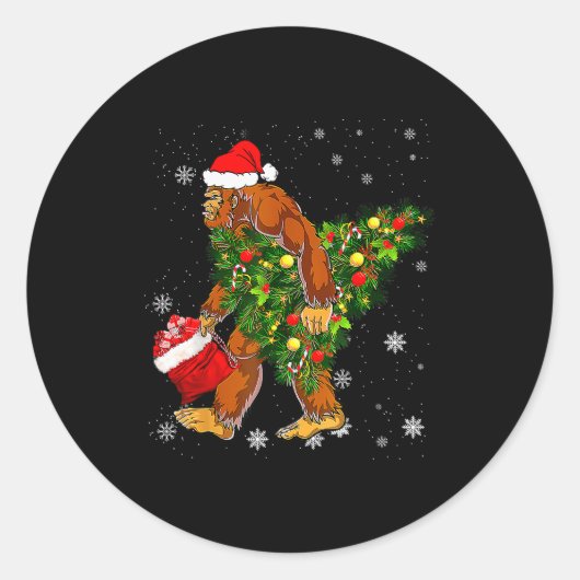 Bigfoot Carrying Christmas Tree Sasquatch Believer ラウンドシール (正面)