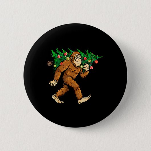 Bigfoot Carrying Christmas Tree Sasquatch Believer 缶バッジ (正面)