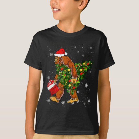 Bigfoot Carrying Christmas Tree Sasquatch Believer Tシャツ (正面)