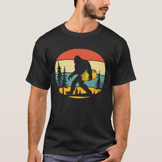 Bigfoot Carrying Taco Tシャツ (正面)