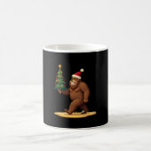 Bigfoot Christmas Tree Santa Hat (1) コーヒーマグカップ (中央)