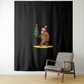 Bigfoot Christmas Tree Santa Hat (1) タペストリー (インサイチュ)