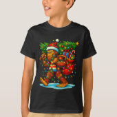 Bigfoot Christmas Tree Xmas Sasquatch Funny Lights Tシャツ (正面)