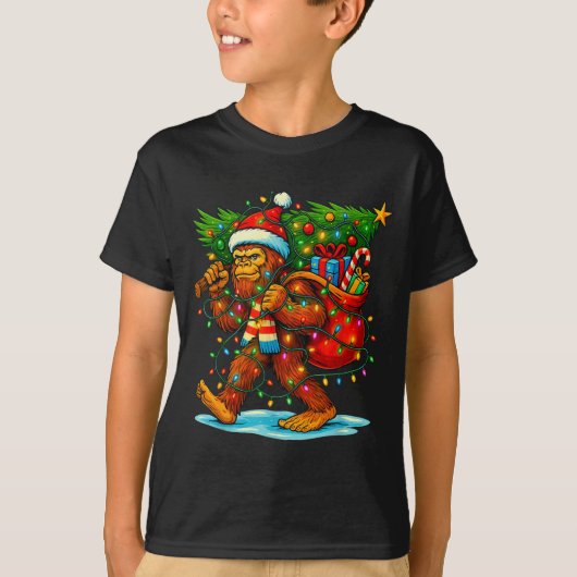 Bigfoot Christmas Tree Xmas Sasquatch Funny Lights Tシャツ (正面)