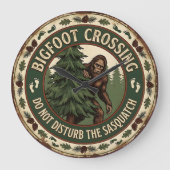 Bigfoot Crossing Sasquatch Rustic ラージ壁時計 (正面)