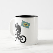 Bigfoot Cycling Delaware Flag ツートーンマグカップ (正面左)
