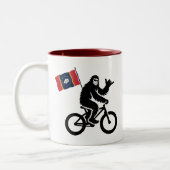 Bigfoot Cycling Mississippi Flag ツートーンマグカップ (左)