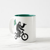 Bigfoot Cycling Washington Flag ツートーンマグカップ (正面左)