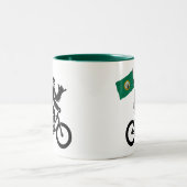 Bigfoot Cycling Washington Flag ツートーンマグカップ (中央)