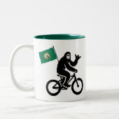 Bigfoot Cycling Washington Flag ツートーンマグカップ (左)