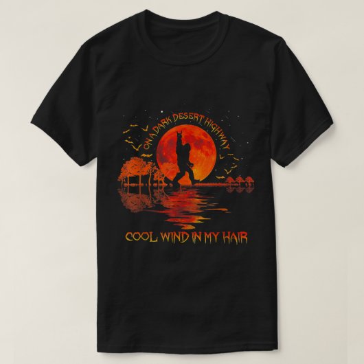 Bigfoot Desert Highway Retro Moon Silhouette Art Tシャツ (デザイン正面)