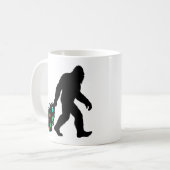 Bigfoot Dragging Christmas Tree  コーヒーマグカップ (正面左)