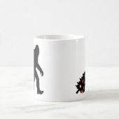 Bigfoot Dragging Christmas Tree  コーヒーマグカップ (中央)