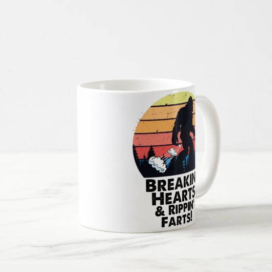 Bigfoot Fart Mugおもしろい - Breakin'ハートジョーク コーヒーマグカップ (正面右)