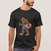 Bigfoot Fireworks 4th Of 7月の男の子の男おもしろいの子Sasqu Tシャツ (正面)