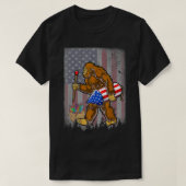 Bigfoot Fireworks 4th Of July Funny Boys Men Sasqu Tシャツ (デザイン正面)