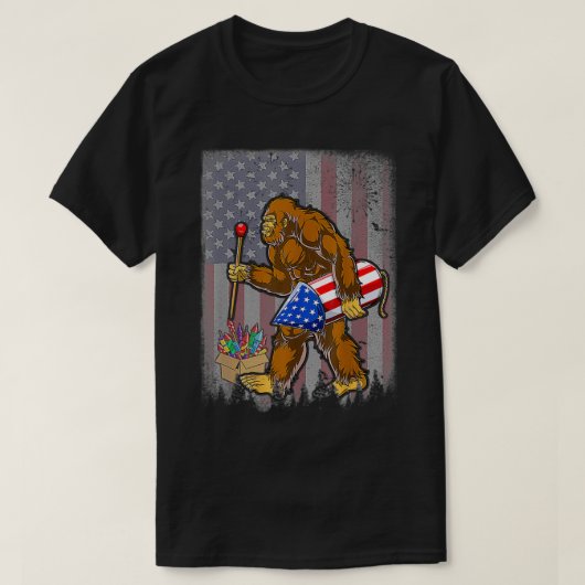 Bigfoot Fireworks 4th Of July Funny Boys Men Sasqu Tシャツ (デザイン正面)