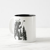 Bigfoot Golfer Tree Funny Sasquatch Golfing Golf ツートーンマグカップ (正面左)