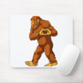 Bigfoot Heart Hands Funny Sasquatch Lover Valentin マウスパッド (マウス)