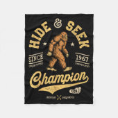 Bigfoot Hide And Seek Chamon Funny Sasquatch Retro フリースブランケット (正面)