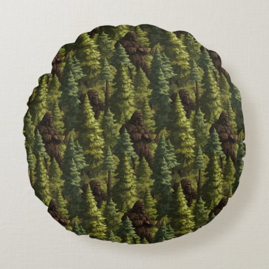 Bigfoot Hiding In A Pine Tree Forest ラウンドクッション (正面)