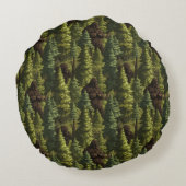 Bigfoot Hiding In A Pine Tree Forest ラウンドクッション (裏面)