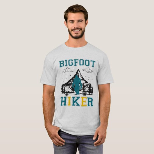 Bigfoot Hiker：内装のExplorer Tシャツを展開 Tシャツ (正面フル)