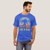 Bigfoot Hiking Finding Big Foot Sasquatch Gift a Tシャツ (正面フル)