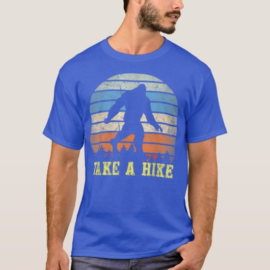 Bigfoot Hiking Finding Big Foot Sasquatch Gift a Tシャツ (正面)