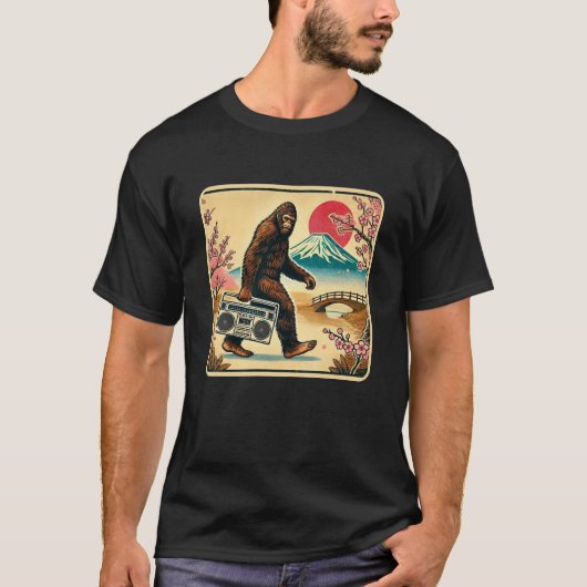 Bigfoot in Japan – 80s Retro T-Shirt Tシャツ (正面)