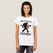 Bigfoot is My Valentine Funny Valentine’s Day Tシャツ (正面フル)