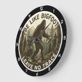 Bigfoot Leave No Trace Wilderness ラージ壁時計 (傾斜)