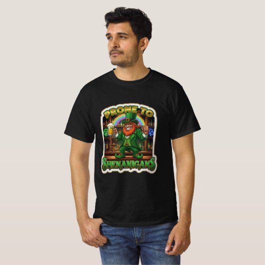 Bigfoot Leprechaun Prone to Shenanigans Tシャツ (正面フル)