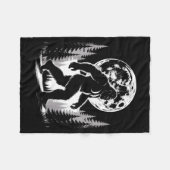 Bigfoot Moonlight Sasquatch Forest Cryptid Outdoor フリースブランケット (正面(横))